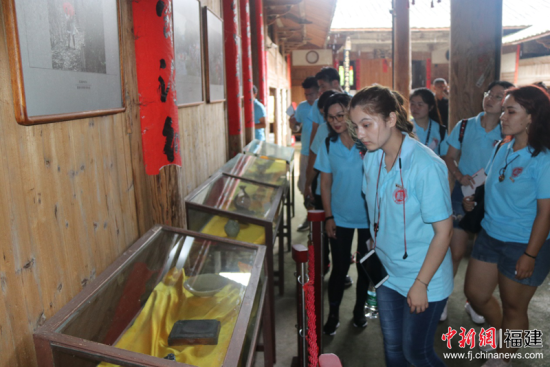 福州大学“不忘初心，牢记使命”实践队队员在廉村祠堂集体参观文物。冯浩 摄