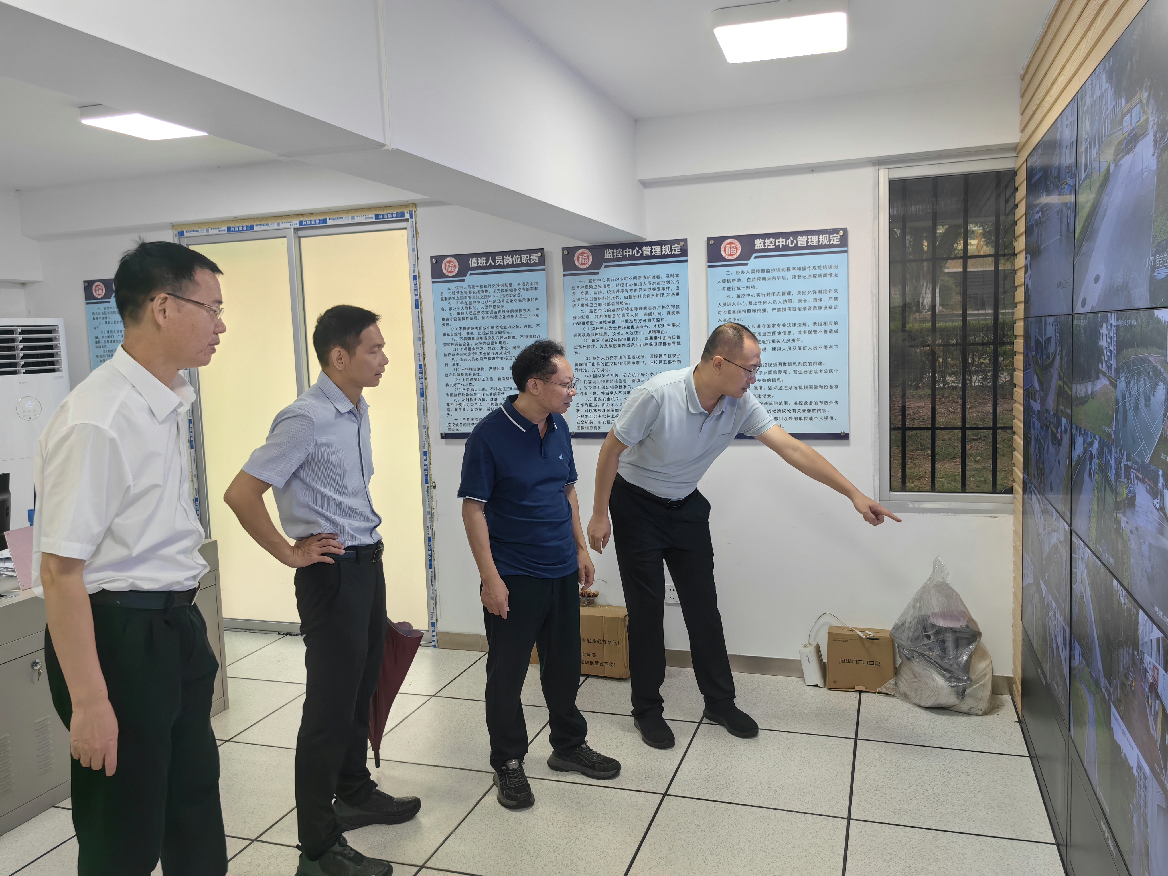 20260711郑煦林书记听取铜盘校区整体防汛风险点汇报.jpg