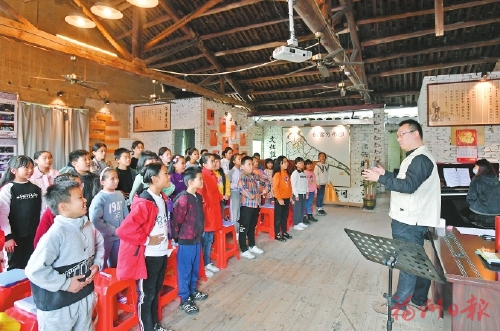 城里教授山里授课 留守儿童“唱得响亮”