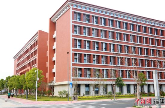 4ææ±ç§æå­ä»2017å¹´2æå¨å·¥å°2018å¹´4ææ­£å¼æå¥ä½¿ç¨ï¼ä»ç­ç­14ä¸ªæãå¾ä¸ºç§æå­æå­¦æ¥¼ãæå æ