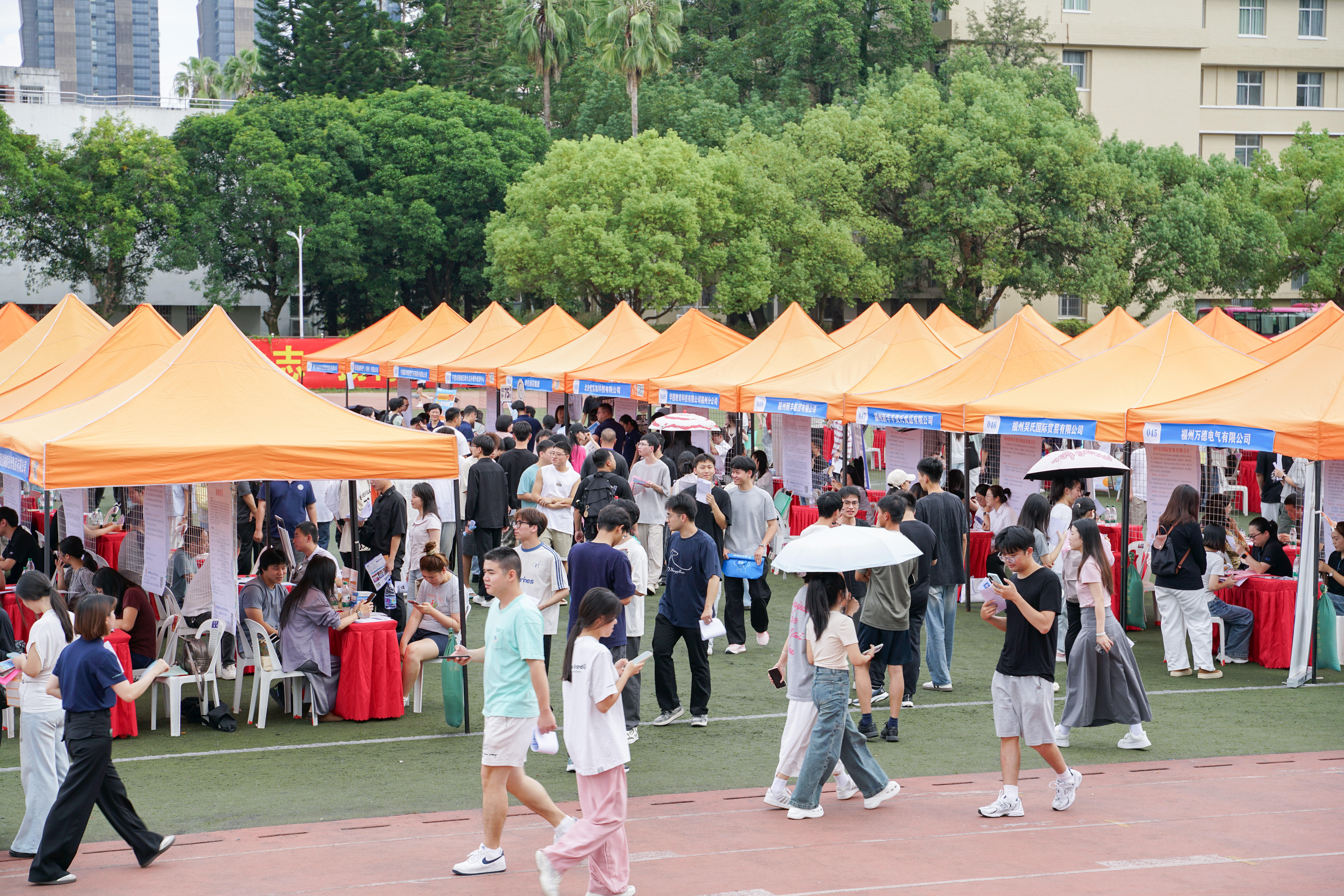 20251015年福建省大学生“就业引航”示范宣讲会揭牌仪式 (4).jpg
