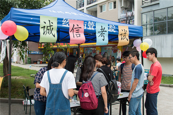 同学们积极参与投票环节