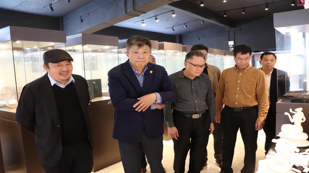 中国工艺美术学会才大颖理事长一行-2.png