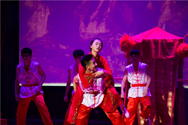电气学院模特带来《红高粱》,花轿抢新娘,高难度舞蹈动作,引来现场一阵阵尖叫 刘天宇摄