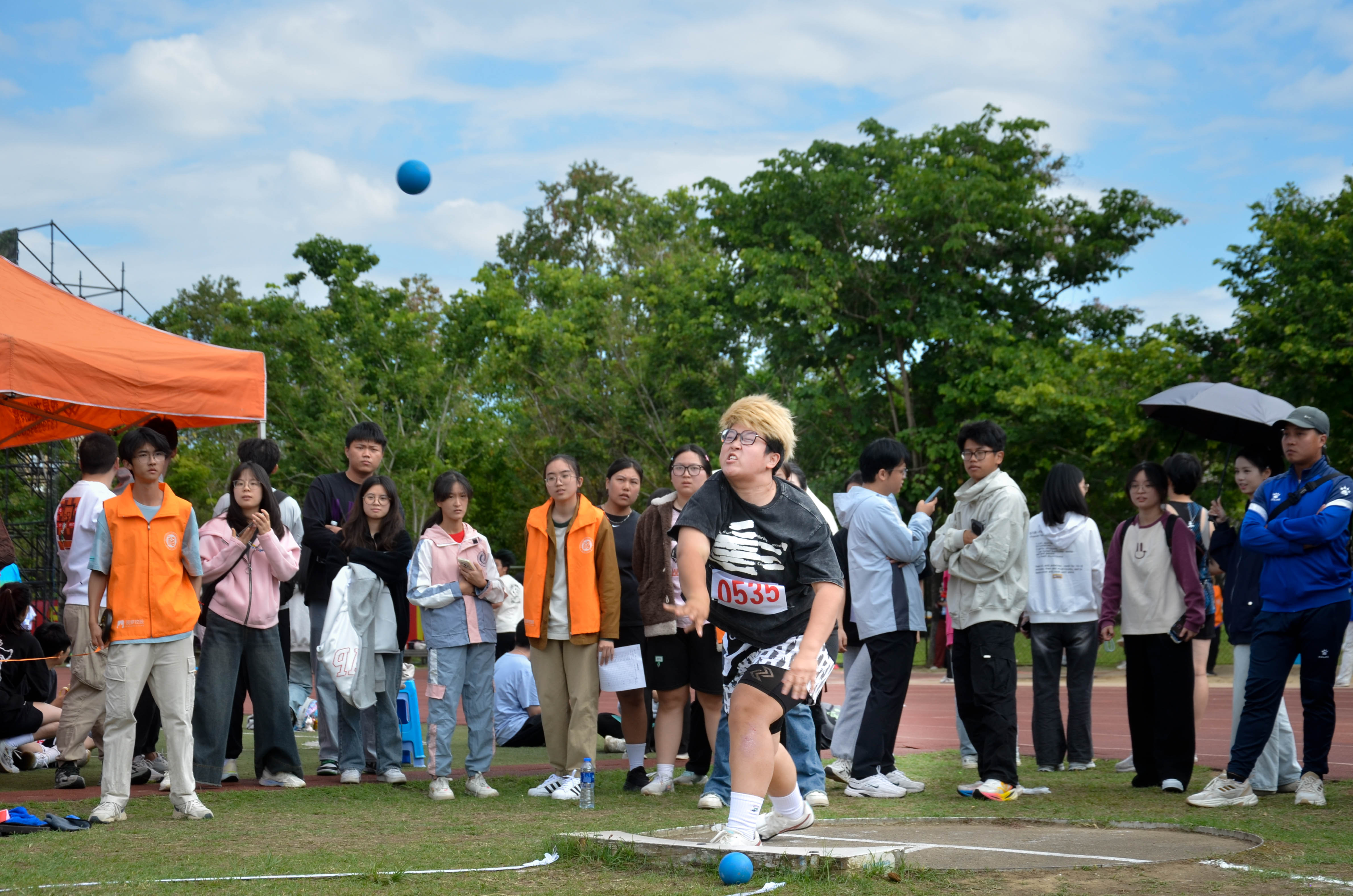 20241107融媒体中心女学甲铅球苏郑熙凡摄2.jpg