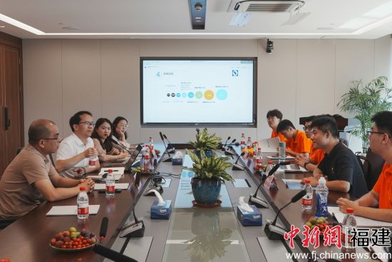 图为实践队与福建宏盛建设集团有限公司企业骨干举行座谈交流 图为实践队与福建宏盛建设集团有限公司企业骨干举行座谈交流