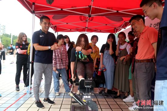 3师生们正在模拟体验龙舟赛事。福州大学 供图 3师生们正在模拟体验龙舟赛事。福州大学 供图