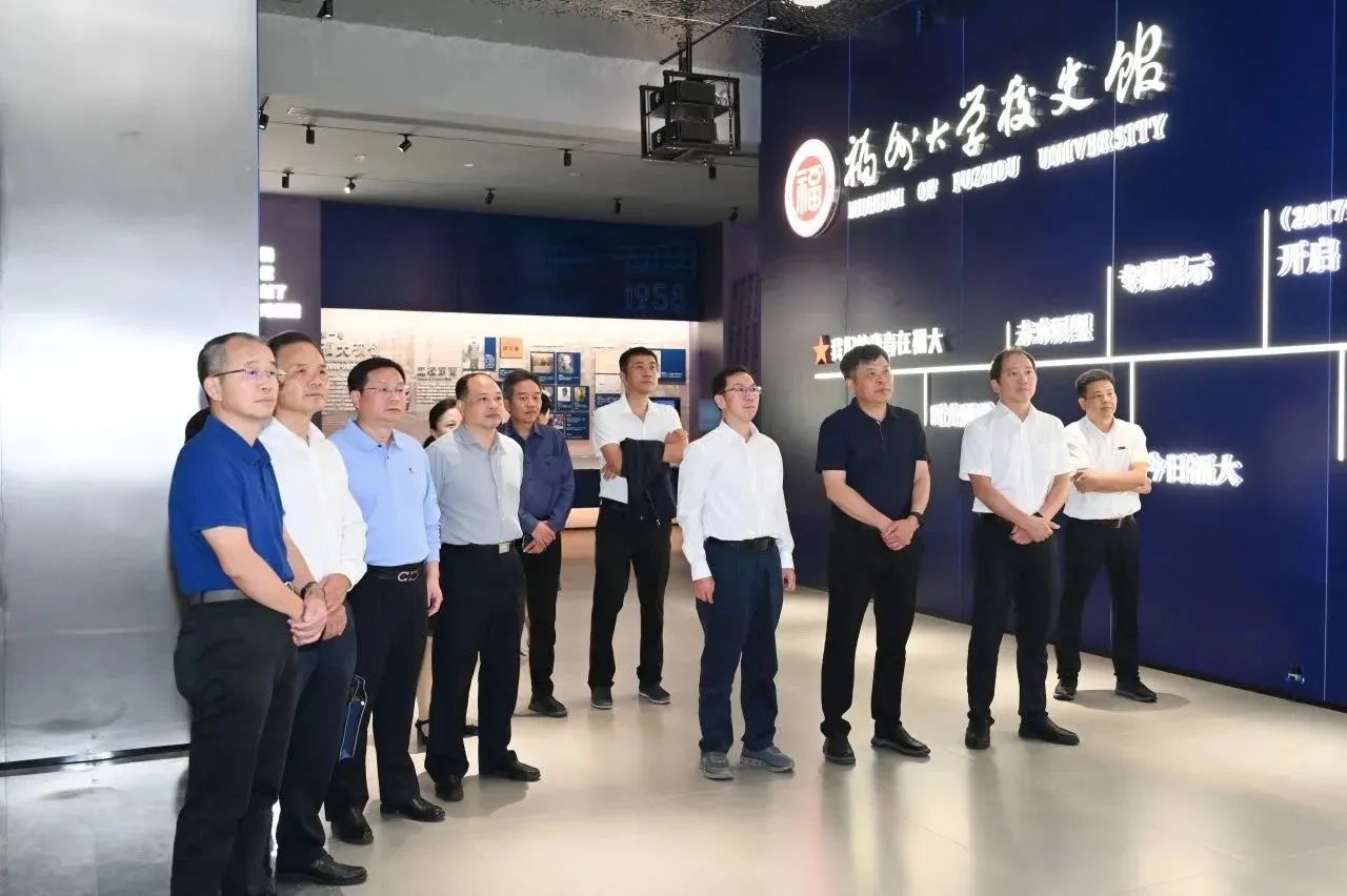 校友们参观校史馆-研究生院.jpg