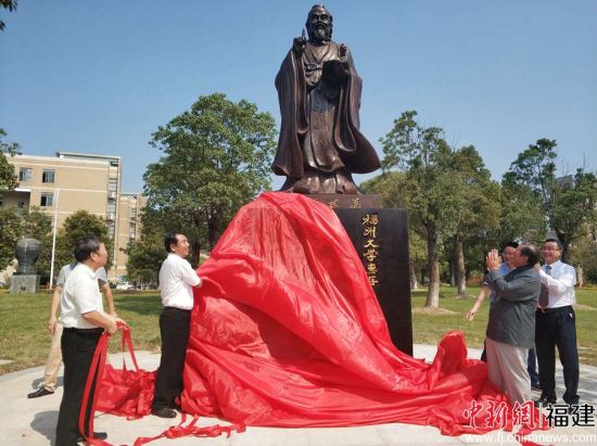 香港孔教学院院长汤恩佳、福州市孔子学会名誉会长柯远扬、福州大学副校长黄志刚等人为孔子塑像落成揭幕。 高媛媛 摄