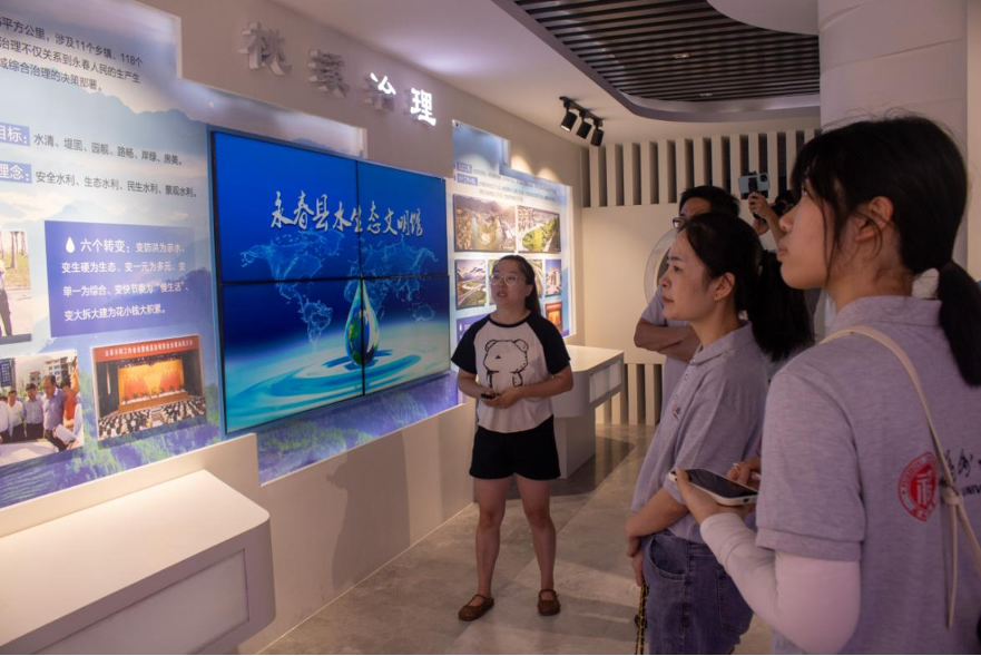 20240817实践队在讲解员的带领下参观水生态文明馆.png