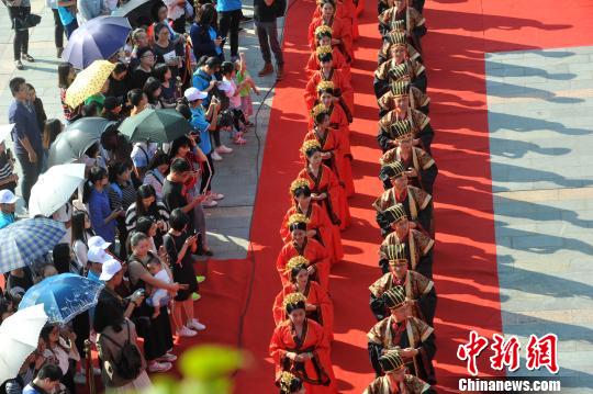 图为22对新人身着汉式服装在家人、老师和学弟学妹的见证下，举行了一场庄重的汉式集体婚礼。　张斌 摄