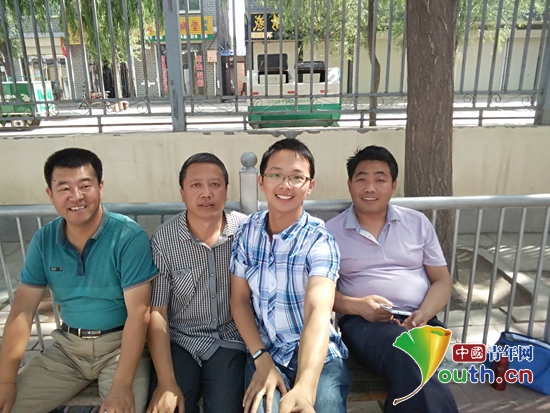 福州大学第十七届研支团成员谢仁栩与三营中学教师合影。谢仁栩 供图 福州大学第十七届研支团成员谢仁栩与三营中学教师合影。谢仁栩 供图