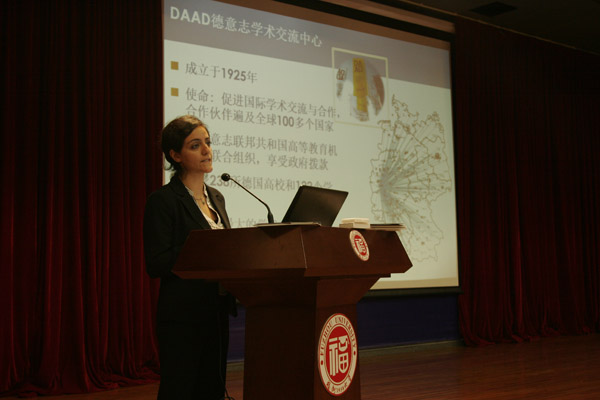 德国老师发言2 段影 摄1