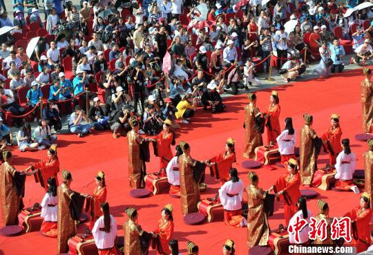 图为22对新人身着汉式服装在家人、老师和学弟学妹的见证下，举行了一场庄重的汉式集体婚礼。　张斌 摄