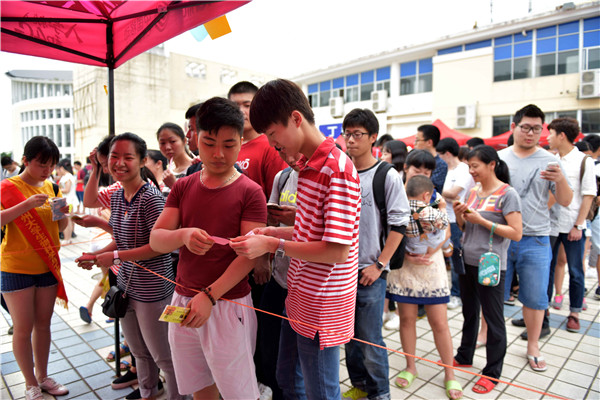 等待入场的同学 许亦杰摄