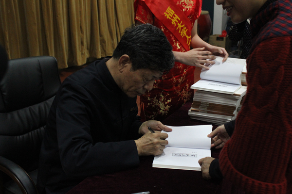 彭林教授为在场师生签名送书 汤镇委摄1