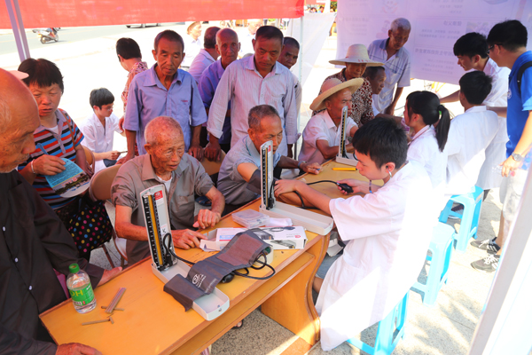 福建中医药大学实践队在上杭县城为居民测量血压1
