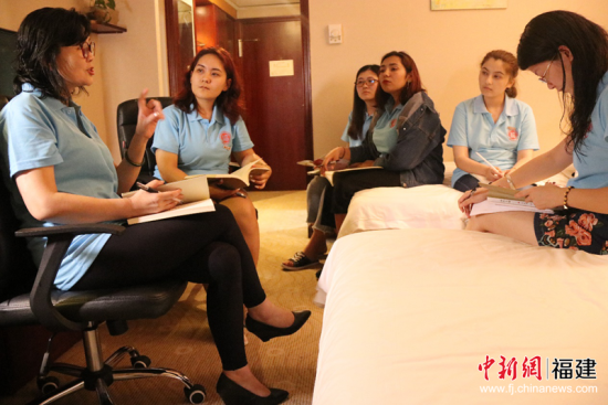 出发前，领队刘敏榕给同学们分享自己读《摆脱贫困》的心得。 冯浩 摄