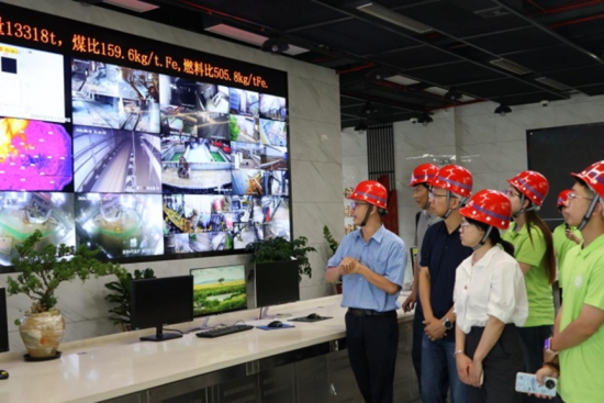 实践队在三钢集团六号高炉主控室观摩学习