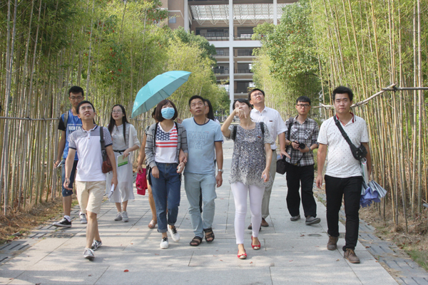 参观校园 周师炜 摄1