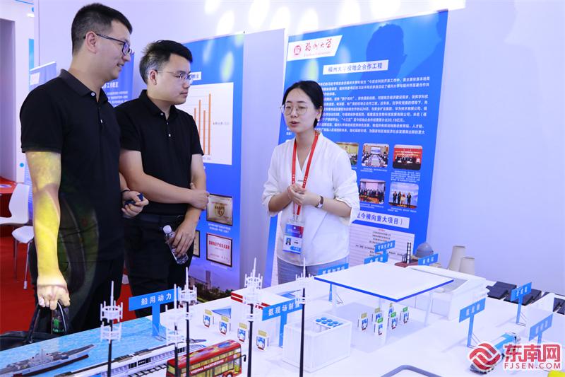 逛展者详细了解“氨-氢”技术转换项目 东南网记者郑晓丹 摄.jpg 逛展者详细了解“氨-氢”技术转换项目 东南网记者郑晓丹 摄.jpg