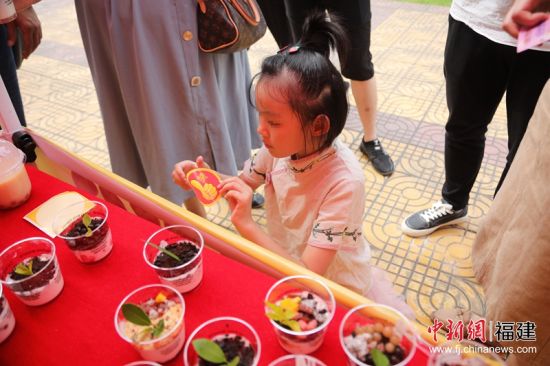 孩子们可以为心仪的食品贴上点赞贴纸,来表达他们的喜爱。蓝苗 孩子们可以为心仪的食品贴上点赞贴纸,来表达他们的喜爱。蓝苗