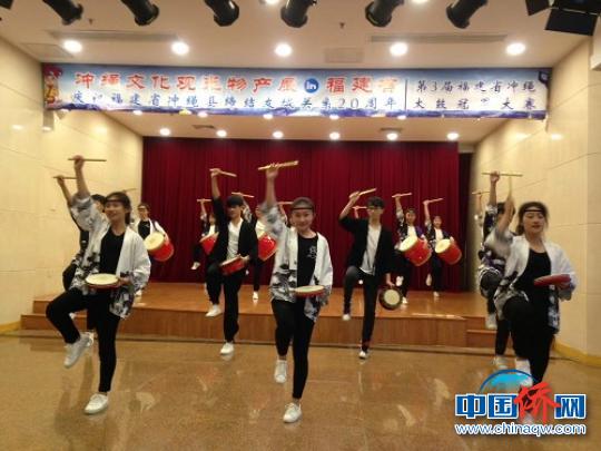中国侨网太鼓表演。 罗巡 摄