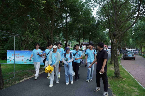 （实践队前往仙水洋景区调研）