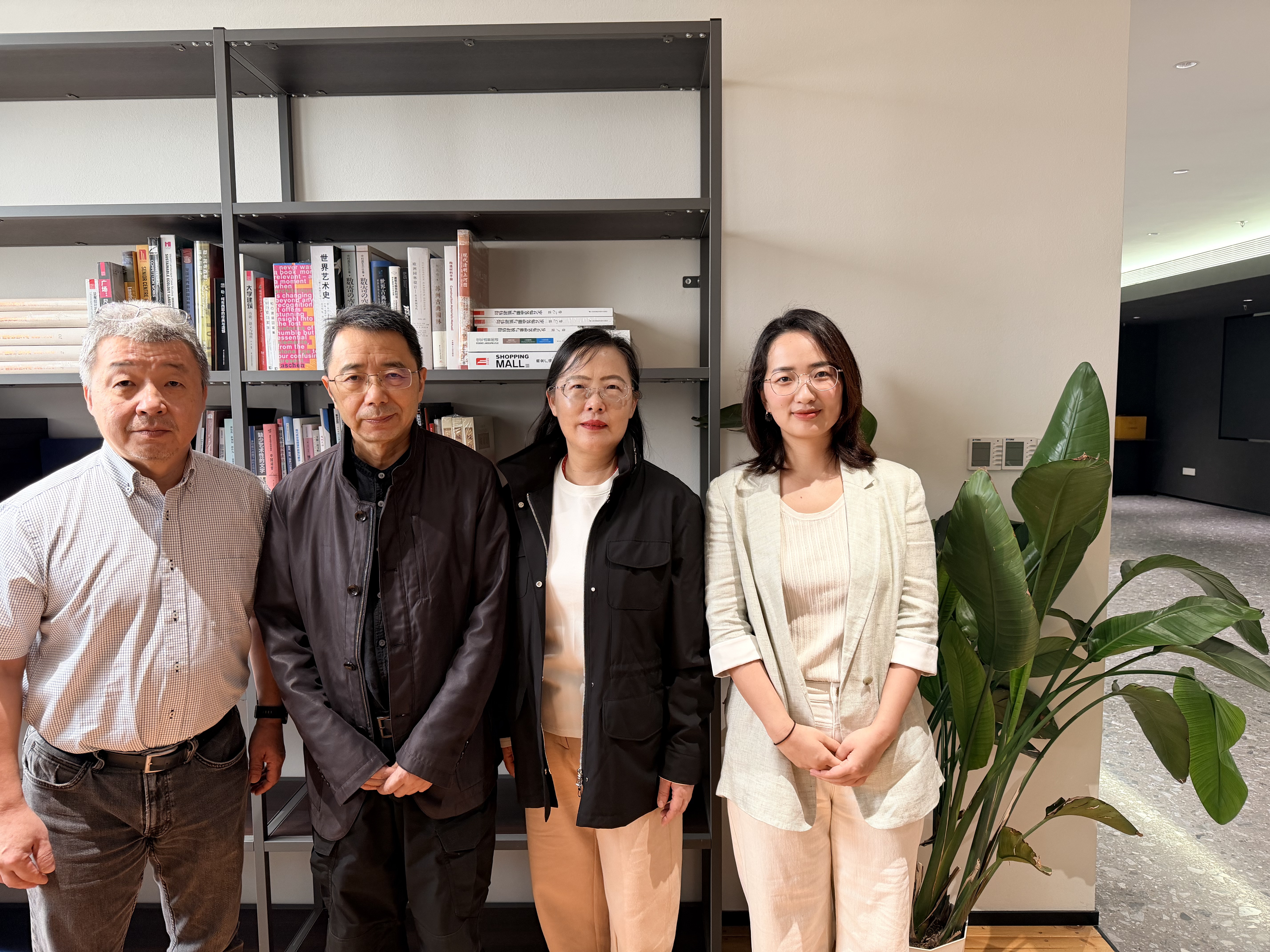 20261028学院领导与东南大学段进院士合影.jpg