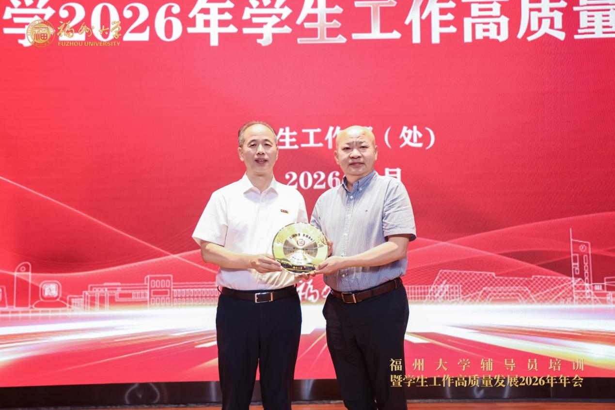 20260826王向阳副书记为曹仁秋副书记颁发“从教三十八年纪念”奖牌学工部.png