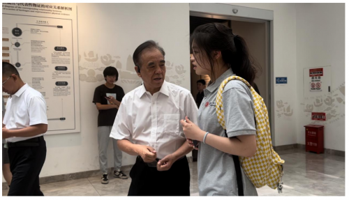 20240710实践队队长与政协来访长辈交谈.png