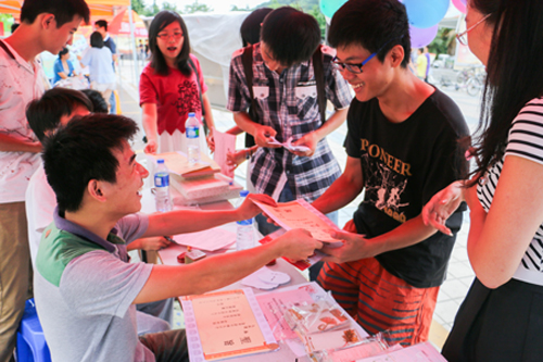 获奖同学领”圣旨“ 黄祖义/摄