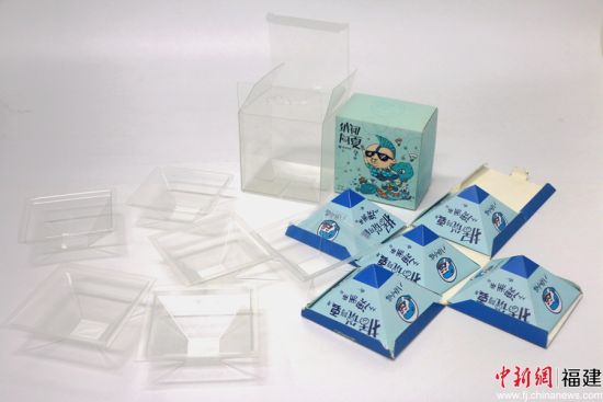 5ç¦å·å¤§å­¦å­¦çè®¾è®¡çâå«å¦å°å±âç»è¿ææ±ä¼ä¸å®¶çæ¹è¯æä¸ºä¸æ¬¾ç¬¦åå¸åºè§èçååãï¼å¾å·¦ä¸ºæ¹è¯åçéå½¢ï¼å¾å³ä¸ºæ¹è¯åçéå½¢ï¼ãæå æ