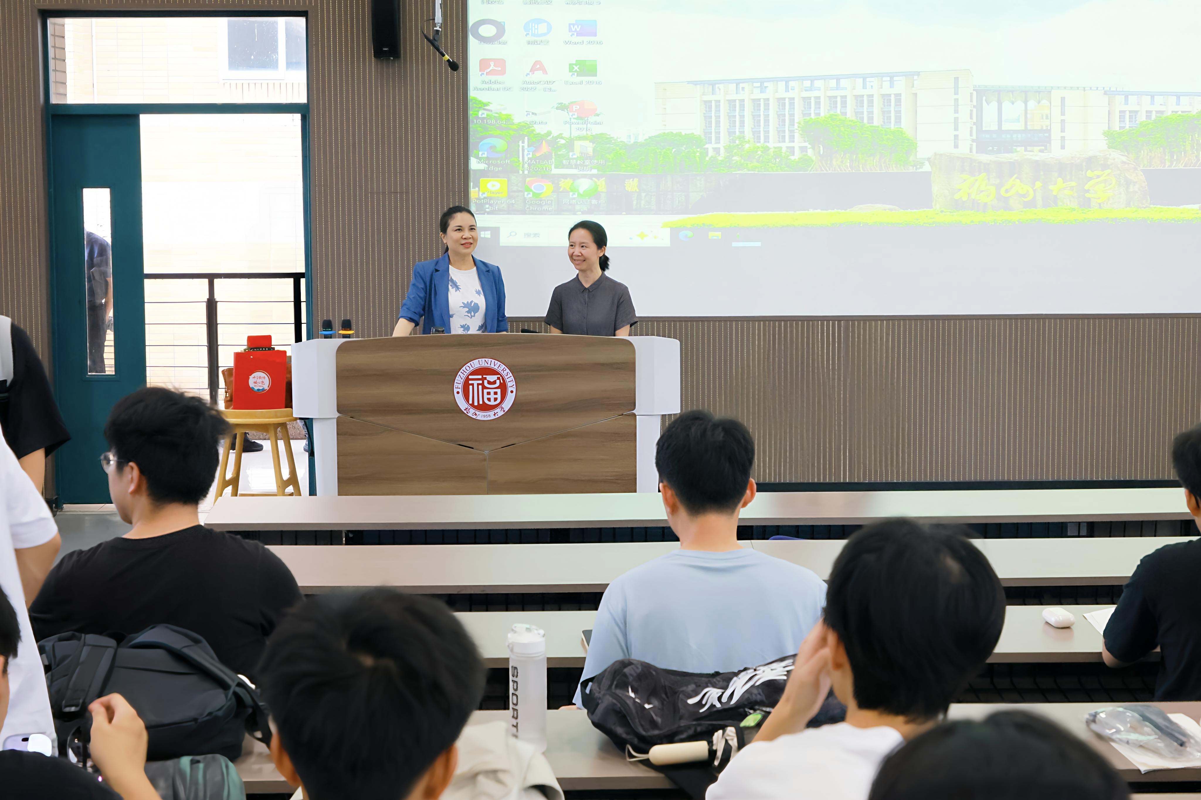 20260901吴明红院士同任课教师亲切交谈.jpg