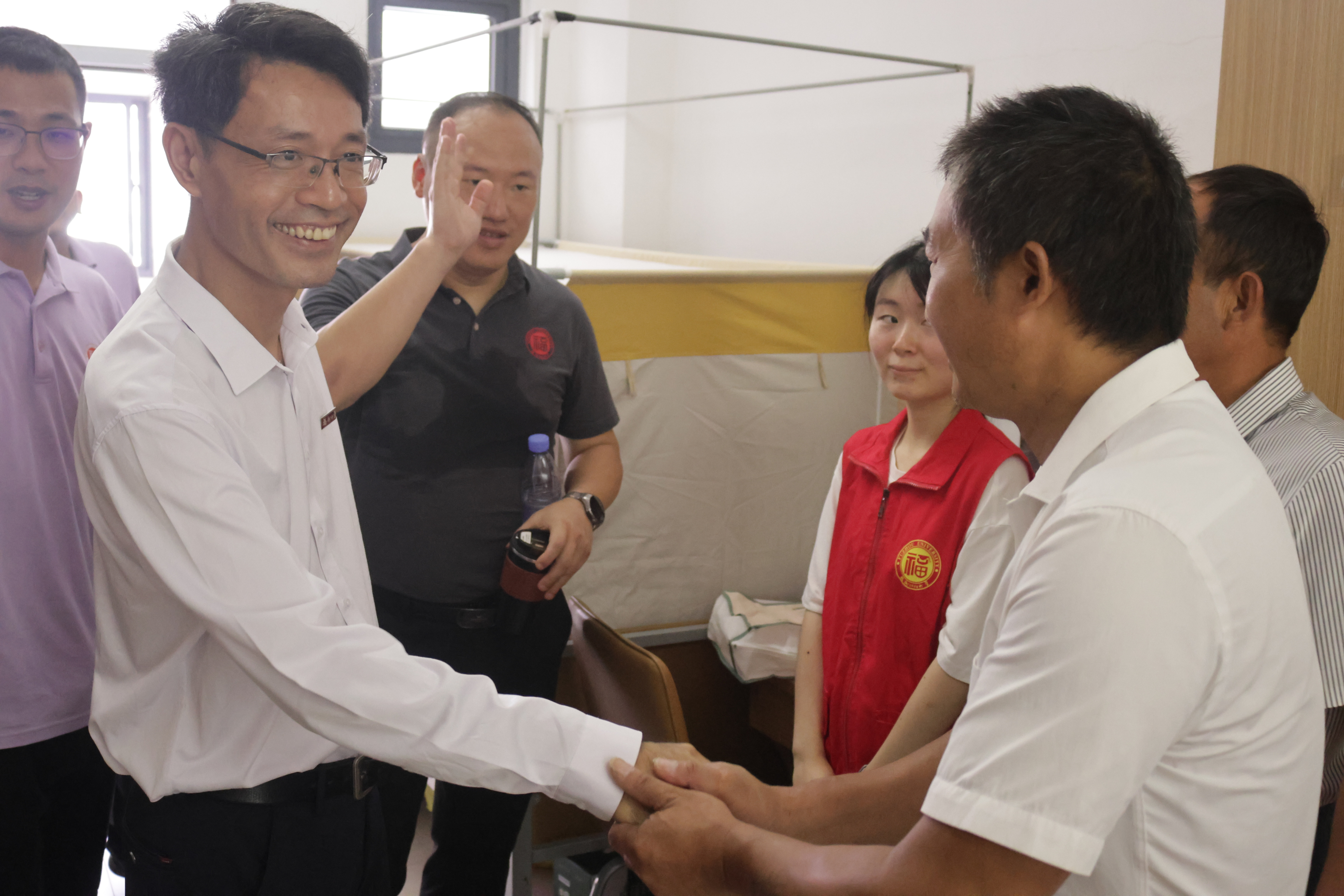 20250907学院领导走访新生宿舍.jpg