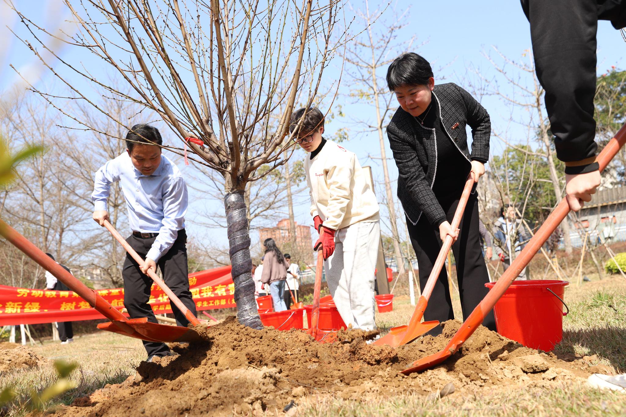 20240313福州大学师生在植树节开展劳动实践.jpg