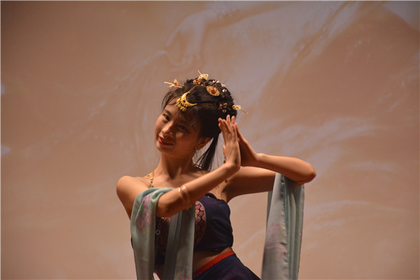 独舞《天女 伎乐》特写 李黄伊农摄