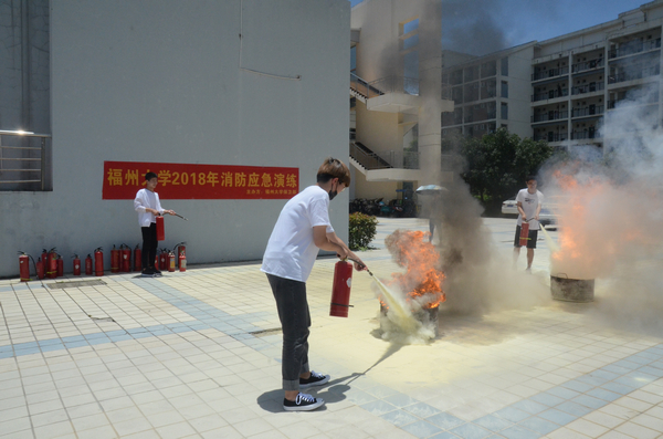 同学参加消防灭火体验_爱奇艺