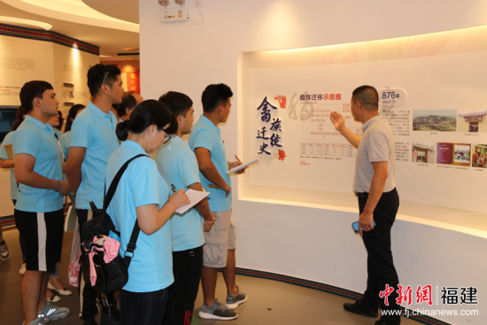 福安市副市长林海带领实践队队员们参观福安市民族中学畲族文化馆。冯浩 摄