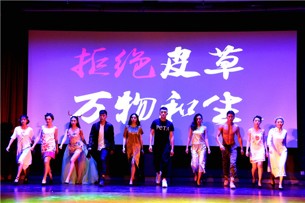 经管学院模特 刘艺林摄.JPG