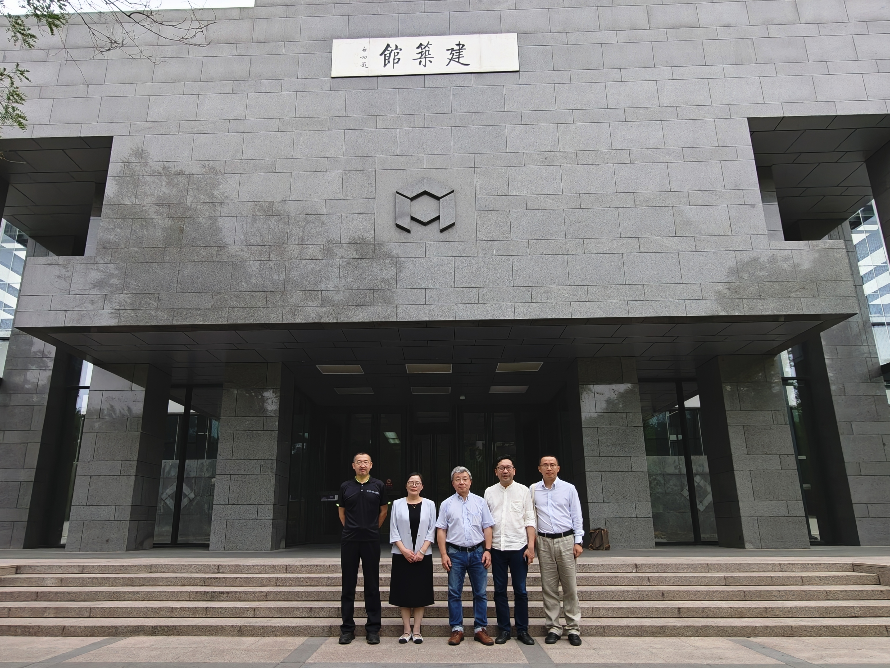 20260526调研团队与清华大学建筑学院领导合影留念.jpg