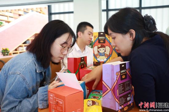 ç¦å·å¤§å­¦å¦é¨å·¥èºç¾æ¯å­¦é¢çå­¦çä»¬æ­£åèå¸ãææ±çä¼ä¸å®¶æ¢è®¨å¦ä½å°åºèªä»ä»¬ä¹æçå­¦é¢æ¯ä¸è®¾è®¡åæçæ­£çååãæå æ