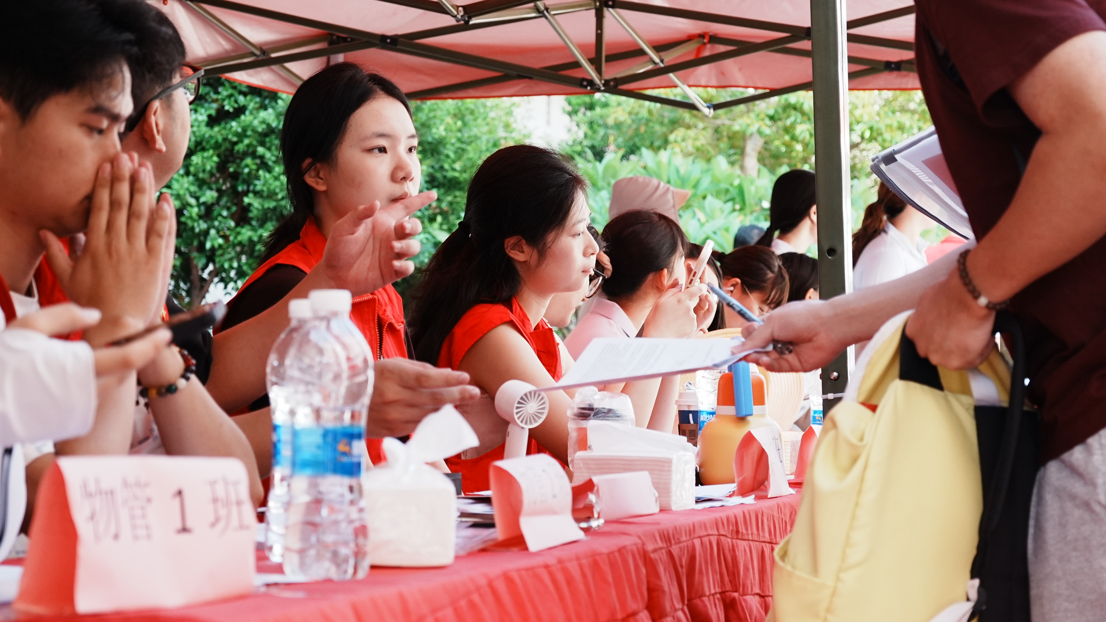 20250907学生志愿者积极参与迎新工作.jpg