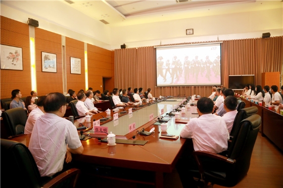 福州大学校领导、机关干部、学生代表集中收看庆祝大会 蓝苗 摄.jpg