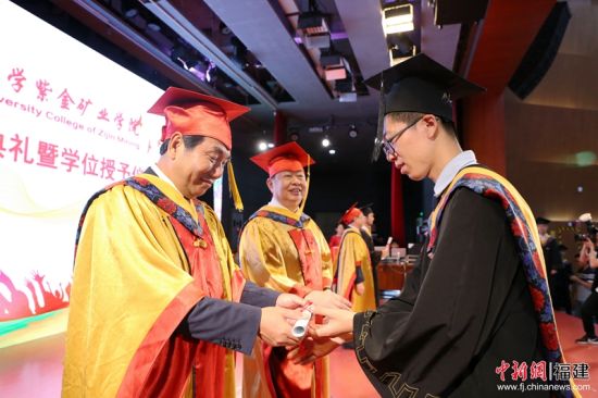 3ç¦å·å¤§å¦æ ¡å
å§ä¹¦è®°éæ°¸æ£ãç´«éç¿ä¸éå¢è£äºé¿éæ¯æ²³ä¸º2019屿¯ä¸çé¢åæ¯ä¸è¯ä¹¦åå¦ä½è¯ä¹¦ãæå æ