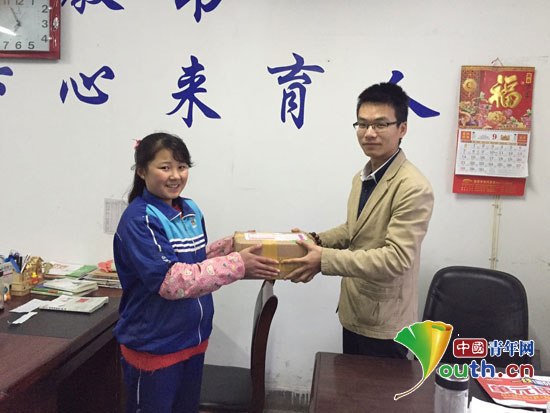 福州大学支教团开展一对一帮扶助学活动。支教团团长张浩将寄来的用品送给当地学生。