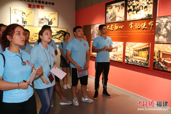 实践队正在参观闽东苏区纪念馆。冯浩 摄