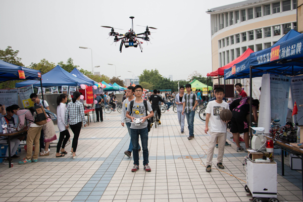 电气学院四轴飞行器张国宇摄1