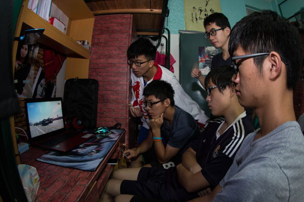 同学们在宿舍观看阅兵.张国宇摄1