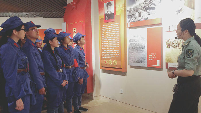 福大学子参观红色印记,认真聆听讲解1